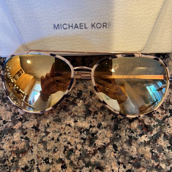 Barely worn mirrored, tortoise shell rim sunglasses - Picture 2 of 4